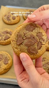Cookie milka Regardez moi cette texture de dingue !!!! Ces cookies sont incroyables !!! J’ai posté cette recette il y a plusieurs mois et elle à fait fureur ! Malheureusement beaucoup l’ont partagé sans mentionner la source. Cette recette est une création et j’ai vraiment pris plaisir à la faire. J’ai eu pas mal de retours de mes abonnés qui ont totalement validés la recette ! Info vous pouvez réduire le taux de sucre mais sachez que les cookies n’auront pas la même texture. Dans cette recette j