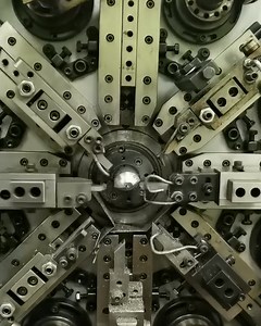 384K views · 3.3K reactions | The clicks and taps of this wire spring machine are so satisfying!  | UNILAD Tech | Facebook