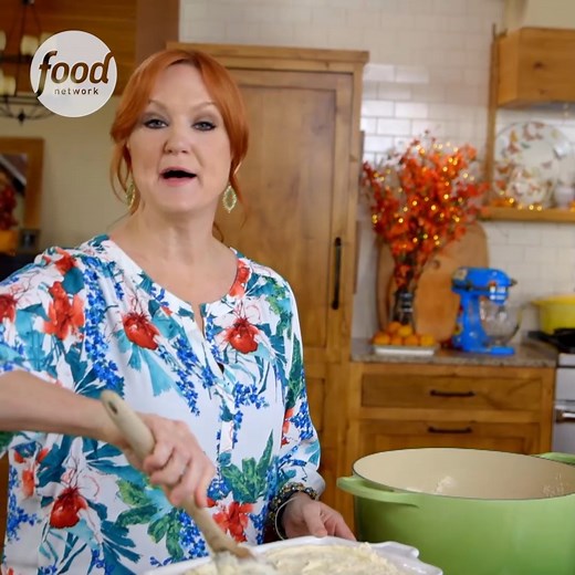 Ree Drummond's Mashed Potatoes have four sticks of butter, two packets of cream cheese AND two cups of heavy cream...🤤🥔 #ThePioneerWoman | Food Network UK