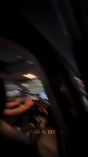 𝐆𝐚𝐧𝐢𝐲𝐞𝐯 🪐 on Instagram: "1997년 개봉한 영화 Titanic은 잭과 로즈의 운명적인 사랑을 통해 비극 속에서도 오래 남는 감정의 깊이를 보여주는 작품입니다. 화려한 연출보다 인물의 감정에 더 집중한 제임스 카메론 감독의 스타일은 지금 다시 봐도 묘하게 가슴을 울리죠. 배가 침몰하는 장면이 아닌, 두 사람이 서로를 바라보던 순간들이 더 강하게 기억에 남는 영화이기도 합니다. 이 감정을 완성해주는 곡이 바로 셀린 디온의 *“My Heart Will Go On”*입니다. 처음 들으면 잔잔한데, 어느 순간 자연스럽게 가슴이 벅차오르는 느낌을 줍니다. 특히 후반부의 고조되는 보컬은 영화 속 잭과 로즈의 마지막 장면과 겹쳐지면서 괜히 마음이 서늘해지기도 하고요. 많은 분들이 “이 노래가 나오면 왜 그 장면이 자동으로 떠오르는지 모르겠다”고 말하는데, 그만큼 영화와 음악이 자연스럽게 얽혀 있는 곡입니다. 1998년 아카데미 주제가상을 비롯해 여러 상을 휩쓴 건