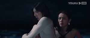86K views · 2.7K reactions | 沈The two girls began to save themselves and fight off the shark nearby together! 两个美女开始自救，合作击退船边的鲨鱼！ #HugeShark #巨鲨之夺命鲨滩 #YOUKUMOVIE #优酷电影 | Youku Movie | Facebook