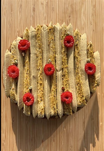 Je ne pouvais pas ne pas faire un marbré à la pistache… et c’était aussi un peu une excuse, parce que ça faisait beaucoup trop longtemps que je n’avais pas fait de dessert à la pistache 🫠 Donc cette semaine, nouveau marbré dans la série… et celui-là, je l’attendais avec impatience. Au programme :👩🏼‍🍳 une base croustillante à la purée de pistache, un marbré pistache, fleur d’oranger et framboise, une ganache pistache fleur d’oranger, un peu de poudre de pistache, avec quelques framboises pour
