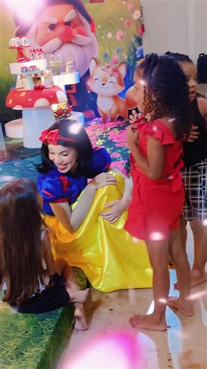 Era como se um conto antigo tivesse ganhado vida… 🍎✨ Com sua doçura e delicadeza, ela trouxe aquela magia que só os verdadeiros contos de fadas têm. Conhecida por conversar com os animais, ela mostrou que também sabe ouvir e se conectar com os pequenos corações. 💫 E a aniversariante respondeu à altura, mergulhando de cabeça nesse momento encantado. Porque algumas histórias não ficam só nos livros… elas acontecem de verdade. 👑 #personaproduções #personageminfantilbh #brancadeneve #disney #prin