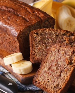 Falou fit, a gente já sabe que é saudável. Mas e saboroso? A gente garante também! Confira o tutorial do bolo de banana para acompanhar seu café da tarde. 🍌 Modo de preparo: Bata os ovos com a banana e o óleo no liquidificador até triturar bem. Despeje essa mistura a aveia misturada com a canela e o fermento e mexa bem. Disponha em uma fôrma de cone central de 22 cm de diâmetro untada com óleo de coco e polvilhada com açúcar orgânico e canela. Leve ao forno preaquecido a 180°C por cerca de 40 m