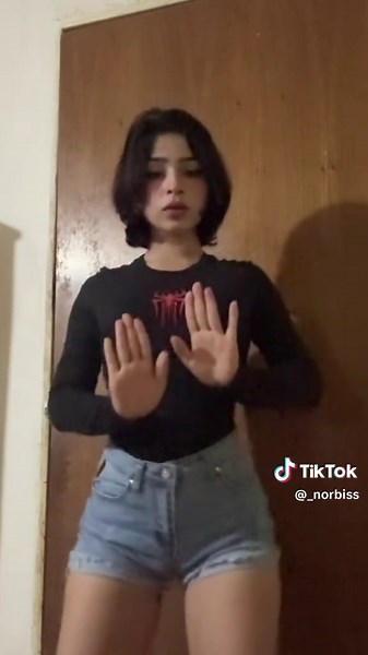 La chica viral de cabello corto bailando con estilo