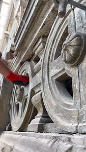 🫣 Element nawet nie był dobrze zamontowany. Trzymali go drewniane kliny. Ale to jest dobrą możliwością żeby porządnie zrobić robotę w środku i dodać kołki przy montażu z powrotem. #architecture #remont #kamienica | Aliaksei Shybaila