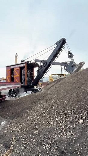 A força do passado em movimento! 💪🚜 A Marion 28 Steam Shovel — pura engenharia a vapor! #engenharia #maquinasantigas #historia #steamshovel #curiosidades #fyp #viral #industria #construcao | VolpShorts