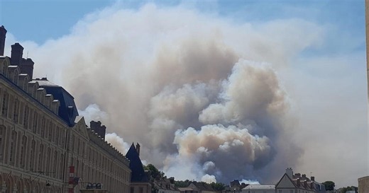 Incendies à Fontainebleau : un ballet d’hélicoptères vient puiser l’eau dans les bassins du château