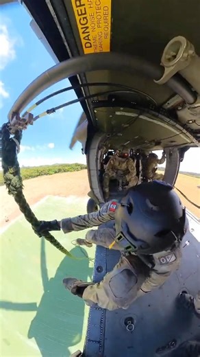 😎😎 Peruvian Navy Fuerza de Operaciones Especiales (Special Forces) conducted helicopter suspension rope techniques on a US Army 2nd Battalion, 25th Aviation Regiment, 25th Combat Aviation Brigade, 25th Infantry Division UH-60 Black Hawk. 🚁🇺🇸🇵🇪n U.S. Army Marina de Guerra del Perú #RIMPAC2024 #PartnersIntegratedAndPrepared | RIMPAC