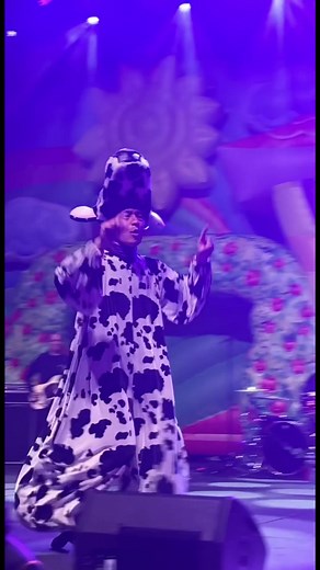 Jeff Sings 'I'm a Cow' Despite Falling Asleep | Wiggles Concert Highlights