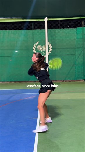 It’s so easy to ask yourself, “what if this doesn’t work?” But I think it’s way more important to rephrase that question and ask yourself, “what if it does work out?” And take the step anyway💫. Because I truly believe that what’s meant for us will always come to us, on whatever path we choose to take. Less fear. More faith. 🤍 • • • #tennis #backhand #tennisgirl #slavic #inspiration