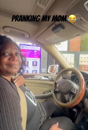 Telling my mom to order something that’s not on the menu 😂 #comedy #fyp #foryou #funnyvideos😂😂 #usa