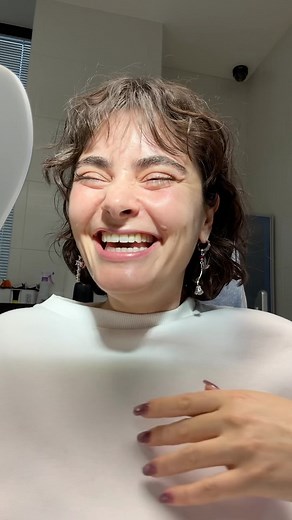 Елена Дербенёва on Instagram: "импланты? какие импланты, я за пломбой пришла! 👸🏻3 года назад я пришла полечить зуб 7-ку, а мой врач Елизавета Васильевна Авдоничева (кланяюсь в ножки) отвела меня к ортодонту – не просто так, мол, задние зубы стираются 🦷 через 5 минут в кресле Анастасии Сергеевны Сиповской (целую ручки) я услышала страшное 💵 слово «брекеты», аргументированное блестяще – согласилась 🛤️ дальше начались фундаментальные работы – раздвигали и сдвигали зубы. У меня нет и не было дв