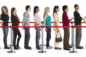 QUEUE? Qual é o significado e a tradução da palavra?