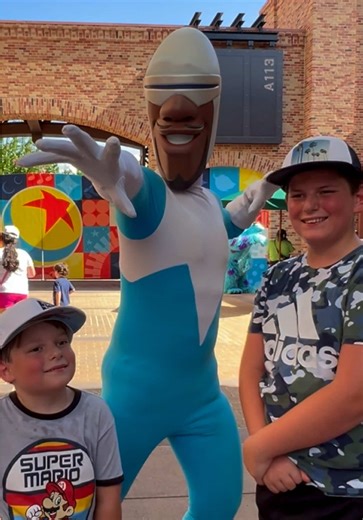 Meeting Frozone Incredibles Meet & Greet in Hollywood Studios at Disney World #incredibles #hollywoodstudios #disneyworld