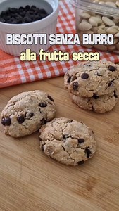 Hai mai provato dei biscotti senza burro che siano super croccanti e irresistibili? 😍 Oggi ti svelo la ricetta che ti farà dimenticare il burro una volta per tutte! 🍪✨ "Biscotti con frutta secca, senza burro e super facili da preparare! Una delizia leggera ma gustosa, perfetta per ogni momento della giornata. E il segreto? La combinazione di mandorle, noci e nocciole che rendono ogni morso una sorpresa! Ingredienti per 15 biscotti: 1 uovo 60 g di zucchero 30 g di mandorle 30 g di noci 30 g di 