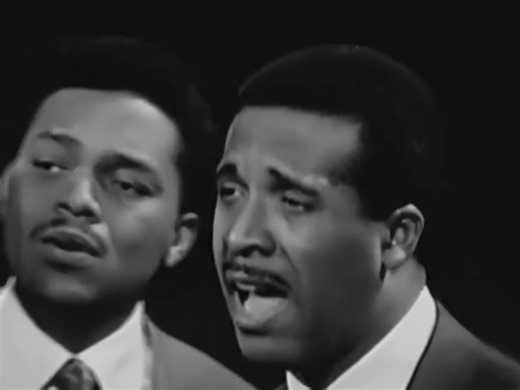Four Tops 1967 - Walk Away Renee ... 🎉 Listen full the song: https://golden.thedailysongs.com/four-tops-walk-away-renee?utm_source=facebook&utm_medium=preel&utm_campaign=goldenvibes | Golden Vibes