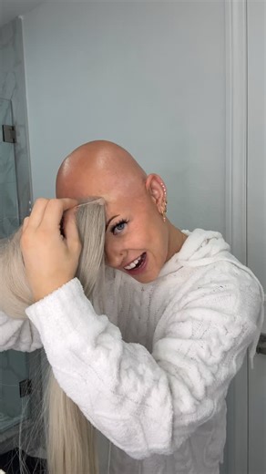 Emmy on Instagram: "Get unready with me from F1, and also now its time to continue the road trip across the country!!!! My parents are with us and our 2 dogs so my dad has the first driving shift so that we can sleep because we were definitely in the casino till 3am 😅😅😅 This wig is from @nuolawigs Also thank you again @theinsidrapp and @luxuryrallyclub for taking me to my first F1 race🏎️🏁 #f1 #wigs #alopecia #makeup #roadtrip"