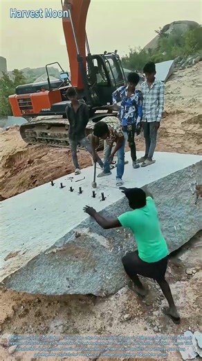 Technik zum Spalten von Steinen mit Keilen: Mechanische Umwandlung für müheloses Steinmetzhandwerk