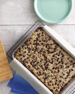 It’s everyone’s favourite flavours baked into a single, irresistible bar. Get the recipe for Chocolate Peanut Butter Oat Bars here: https://bit.ly/33m6JtM | Robin Hood Baking Family