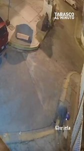 #Entérate | Alertan por nuevo modus operandi de repartidores de apps Habitantes de la capital tabasqueña han reportado un nuevo modus operandi utilizado por presuntos repartidores de aplicaciones de comida, quienes simulan entregar el pedido para luego retirarlo sin que el cliente lo reciba. En un video grabado en la colonia Petrolera de Villahermosa, se observa cómo un repartidor deja una bolsa de comida en el acceso de una vivienda, toma la foto como evidencia, avisa al cliente que la orden fu