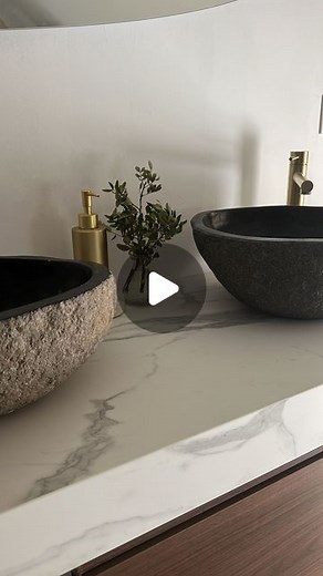 Amandine Petit on Instagram: "Tellement contente de ma salle de bain 100% par @leroymerlin que ce soit aussi bien au niveau des matériaux que du design ! J’ai moi même participé à ce projet fou et j’en suis très fière ! Mais surtout bravo aux équipes et au @leroymerlin_caen pour cette pièce unique à la fois élégante et chaleureuse 💛 Vous aimez ? Voilà toutes les références à retrouver sur le site 🤍 https://www.leroymerlin.fr/ Réf bonde lavabo doré brossé : 82282757 Réf Carrelage mural douche e