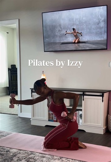 This was a 30 minute upper body and core workout. 🍒 #pilatesathome #pilates #pilatesworkout #workoutset #pilatesbyizzy