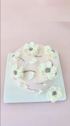 Elegant White Floral Buttercream Cake 🌸 | Minimalist Flower Cake Tutorial | #shorts