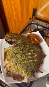 Un poisson au four 🤗 Marinade basique: persil, oignons, ail coriandre, un filet d’huile de tournesol et un petit cub d’assaisonnement. | N'guessan Andréa Naomi