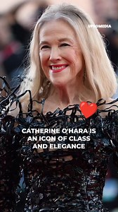 Catherine O´Hara appeared at the red carpet and she shocked everyone, her natural beauty is not afraid of aging, she’s just a Queen that doesn’t need any surgeries. | Icons
