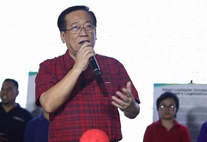 Lawyer laments persistent flooding in a road in Parañaque