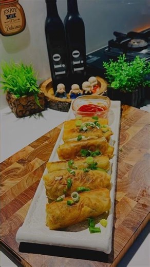 “Perfect Spring Rolls At Home 😍| Super Crispy Outside Juicy Inside!”. #shorts #vegspringrollrecipe