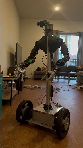 Testing VR-controlled Arduino robot's wheels and grippers #robot #robotics #arduinoprojects #fpv