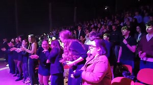 Clôture de la cérémonie des diplômes du 16 janvier par le groupe IDK 🎶🎤🎸, des musiciens et chanteurs de Saint-Jo. Une ambiance chaleureuse et de folie entre jeunes, familles, lycée. | Lycée Saint Joseph Bressuire