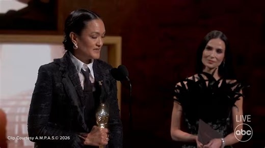 Oscars 2026： 奥特姆·杜拉尔德·阿卡帕凭借《罪人》荣获奥斯卡最佳摄影奖。阿卡帕是首位获得奥斯卡最佳摄影奖的女性。黛米摩尔颁奖