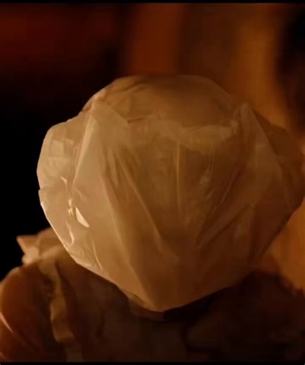 🔞🔞🎬 This is the scariest face reveal I have ever seen in movies 😱. I swear my soul left my body after Liz pulls the plastic bag off that thing’s head… and it’s NOT a face. Multiple eyes. Mouths. Noses. Twitching. Staring back at her.I screamed so loud 😂😳. Peak nightmare fuel. Don’t watch this in the night 💔😹.