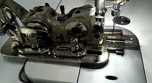 Aparelho de casear BUTTONHOLER original JAPONÊS para máquina reta industrial, no vídeo o mesmo está instalado em uma máquina reta eletrônica. Excelente custo benefício para fazer caseado. Ideal para malharia, tecidos planos etc... | Maqcenter Costura