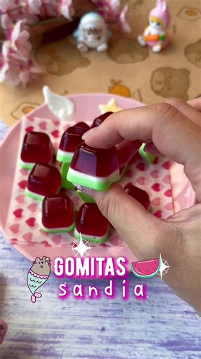 🌸 GOMITAS DE SANDÍA 🍉 @burpee_vet⁣ ⁣ 🍉 Como me encanta versionar gomitas en casa, no paro de pensar en recetas 🤭, y esta, definitivamente, es una de las que más me ha gustado hacer (y comer, para qué engañarnos😂). Con una cubitera y poco más tienes unas gomitas así de ricas😍 ⁣ 🍉 INGREDIENTES:⁣ ➖ 1 sobre de gelatina de sandía sin azúcar ➖ 85 ml de agua ➖ 100 ml de nata para montar (crema de leche o crema para batir en latam) ➖ 1 cucharadita de endulzante yummy (el de nata le da un toque in