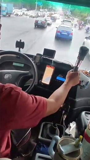 Most Drivers Panic Here… I Don’t | Rush Hour Truck POV#truck #live #trucklife