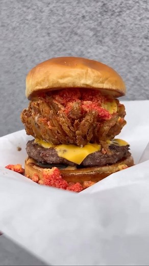 Let’s put a Onion Bomb in a Burger? HELL YESSS Because it’s fridayyyyy @calibombs . . . . . #lasvegas #vegas #burger #vegasfood #lasvegasfood #burgertime #lasvegasfood #explorepage #viral #fyp #burgergoals #burgerlover #burgerking #meatlover #veggielife #onion #onionbomb #stuntfood | Foodie Dhillon