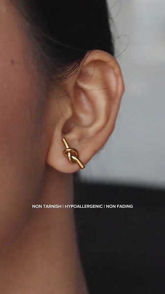 Meet your new everyday favorite ✨ The new JAQ Tie Knot Stud Earrings are here. #hbjewelry #nontarnishjewelry #hypoallergenic #jewelry #nonfading