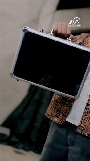 Review Phim Full Bộ: Hệ thống nói khoác thành thật Nội dung phim: Trong buổi xem mắt, anh chàng bất ngờ thức tỉnh hệ thống. Nhờ trí thông minh, anh khiến đối tượng xem mắt tin rằng mình sở hữu nhiều bất động sản, từ đó mở khóa phần thưởng là nhà đất, và còn trở thành bạn cùng phòng với một đại mỹ nữ. Diễn viên: #phimxuyenkhong #phimtongtai | Văn Quyết