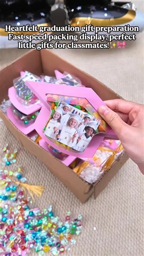 The ultimate graduation gift for the Class of 2026! These creative graduation cap-themed favors serve a dual purpose—perfect for decorating the graduation ceremony *and* for gift exchanges at the graduation party. Simple to assemble, each box contains 30 pieces—enough to provide a gift for the entire class! Available in a variety of colors, get a head start on your graduation gift preparations for next month today!🎁🎉🎓💖#graduationgift #classof2026 #candygift #graduationcap #graduationgiftidea