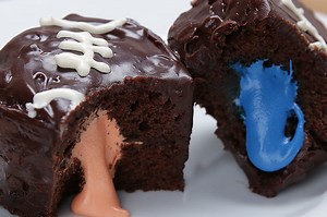 Here's A Cool Cupcake Trick To Use At Your Super Bowl Party