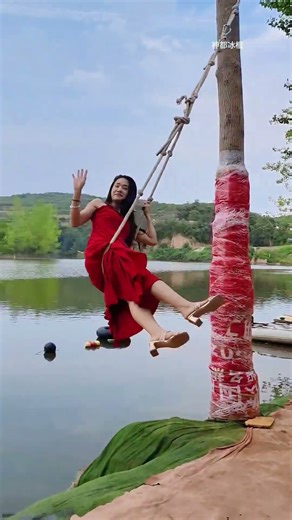 This hug sparked a romance! #EverytimeIsItLaughable #EverythingCanBeARecommendation#water