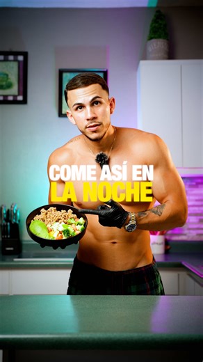At night, your body shifts into recovery mode, not calorie-burning mode. That’s why a dinner built around protein, vegetables, and healthy fats helps keep blood sugar stable, supports muscle repair, and lowers the chances of storing fat. It’s not eating late that affects progress — it’s food selection. Learning how to structure your meals based on the time of day makes a real difference. If you want to learn it step by step, go to the link in my bio and download “Empieza a Perder Grasa.” But you