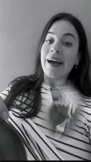 Helly Gilles on Instagram: "日本利用压电瓷砖将脚步转化为电能。这些瓷砖捕捉来自你脚步的动能。当你行走时，你的重量和动作会对瓷砖产生压力。瓷砖会轻微弯曲，从而产生机械应力。瓷砖内部的压电材料将这种应力转化内电能。每一步都会产生少量电荷，而数百万步结合在一起就能产生足够的电力来驱动LED灯、数字显示屏和传感器。在像涩谷车站这样繁忙的地方，每天大约有240万个脚步为这一系统作出贡献。这些电能可以被储存或立即使用，从而减少对传统电力来源的依赖，并支持可持续的城市基础设施。 这种方法将日常运动转化为实用的可再生能源。 #日本 #知识#事实 #你知道吗 #推荐 科技 创新"