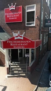 ✨Große Elbstraße 143 – genau hier liegt das Fischereihafen Restaurant ⚓️ Bereits die Lage versprüht maritime Stimmung: Wer einen der Fensterplätze ergattert oder im Sommer auf der Terrasse Platz nimmt, genießt sein Essen mit herrlichem Blick auf die vorbeiziehenden Schiffe des Hamburger Hafens 🚢 Seit 1981 empfängt die Familie Kowalke Fischliebhaber aus der Hansestadt. Vor fast 50 Jahren eröffnete Rüdiger Kowalke das Fischereihafen Restaurant und schuf damit eine Institution, die heute ein feste