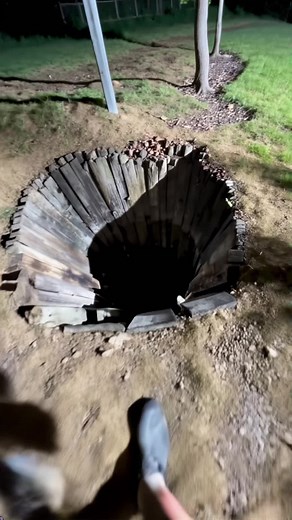 Alien Hunter's Successful Trap: Alaskan Bull Worm Caught!