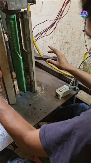 Amazingly the complete process of making cricket toy bat with plastic.♥
